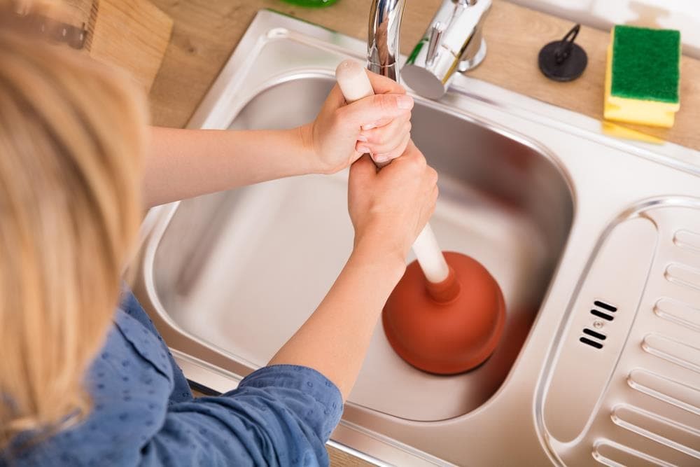 Consejos para evitar atascos y fugas en tu fontanería